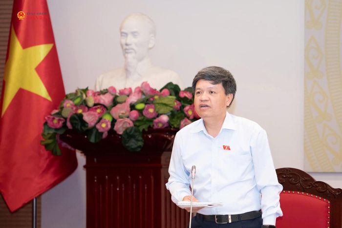 Phó Chủ nhiệm Ủy ban Khoa học, Công nghệ và Môi trường Tạ Đình Thi phát biểu tại phiên họp