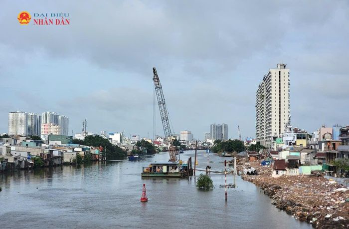 Việc lập lại nhiều QHCN HTKT sẽ là căn cứ để giải quyết các bài toán về giao thông đô thị, ngập nước... trên địa bàn thành phố. Trong ảnh, thi công bờ kè tại một đoạn kênh trên địa bàn phường Chánh Hưng. Ảnh: Quang Phương