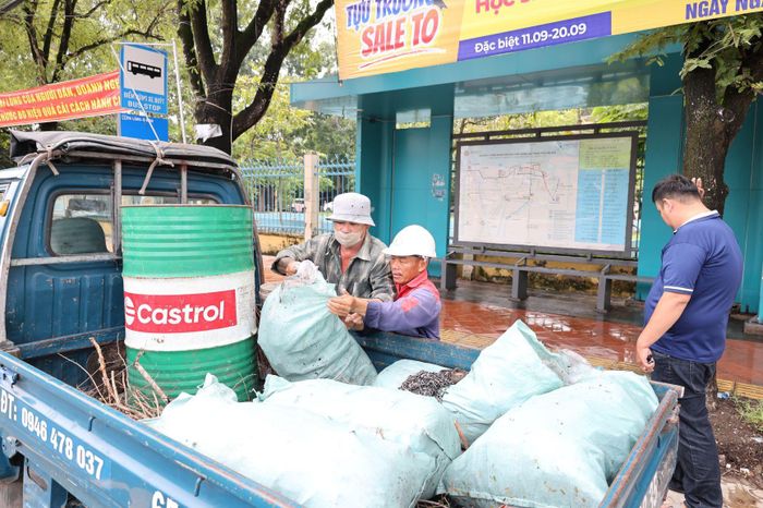 Rác thải được công nhân đưa lên xe vận chuyển đến nơi quy định