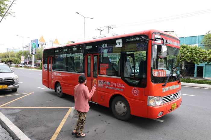 Bà Nguyễn Thị Điều đón xe buýt về Ngã Ba Lộ Tẻ, sau đó bắt xe buýt về Đồng Tháp