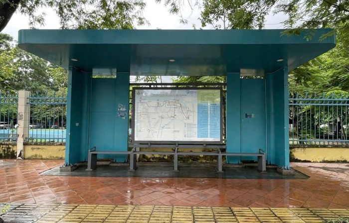 Nhà chờ xe buýt sạch sẽ sau khi được công nhân vệ sinh.