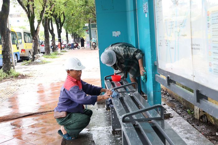 Công nhân vệ sinh khu vực nhà chờ và băng ngồi dành cho hành khách
