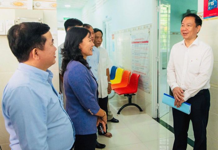 Giám đốc Sở Y tế tỉnh An Giang, PGS. TS.BS Trần Quang Hiền trao đổi với các đại biểu về tiện ích khi Trạm Y tế xã Mỹ Đức vận hành bệnh án điện tử