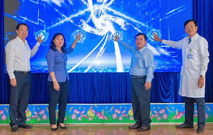 Các đại biểu thực hiện nghi thức vận hành hệ thống bệnh án điện tử