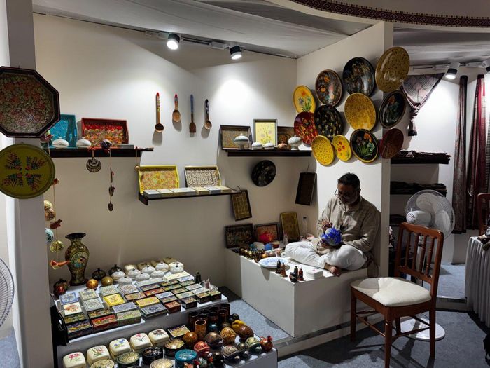 Riyaz Ahmad, một nghệ nhân bậc thầy về giấy bồi Kashmiri. Nguồn ảnh: The Astana Times