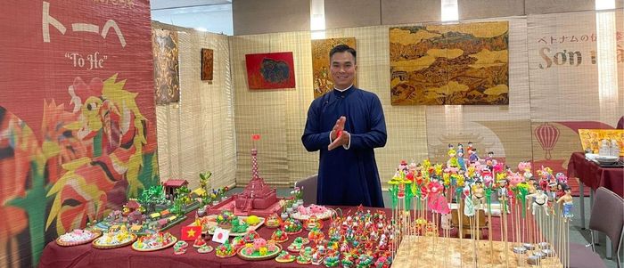 Nghệ nhân Đặng Đình Thường, nghệ nhân gắn bó 30 năm với tò he, mang đến nhiều tác phẩm độc đáo. Ảnh: BRICS Bazaar 2026
