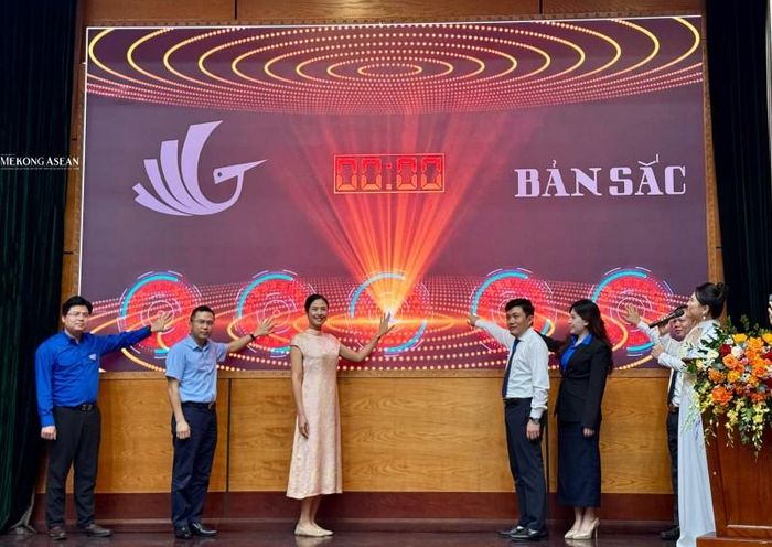 Các đại biểu bấm nút phát động chương trình "Bản sắc" năm 2026. Ảnh: Hà Anh/Mekong ASEAN.