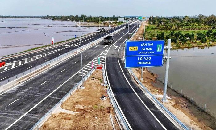 Nhiều hạng mục trên cao tốc Cần Thơ - Cà Mau đang vẫn trong quá trình hoàn thiện. Ảnh: Cổng TTĐT Chính phủ