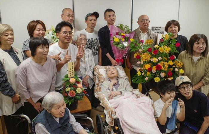 Người cao tuổi nhất Nhật Bản hiện nay, bà Fuyo Kishimoto, chụp ảnh cùng người thân tại Kyoto ngày 10/9. Ảnh: Kyodo News