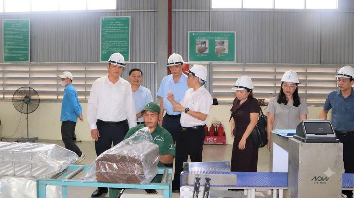 Phó Chủ tịch Thường trực UBND Tỉnh Lò Văn Cương thăm khu thành sản phẩm