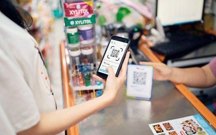 Từ một mã QR bên sạp hàng, một ứng dụng ngân hàng trong chiếc điện thoại hay khoản lương được chuyển thẳng vào tài khoản, những thay đổi của chuyển đổi số đang hiện hữu ngày càng rõ trong đời sống Đắk Lắk - Ảnh: PV