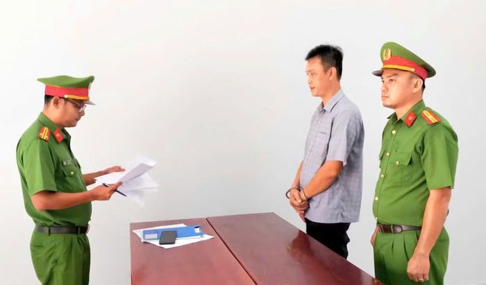 Cơ quan Công an tống đạt các quyết định tố tụng đối với bị can Đoàn Anh Khoa.
