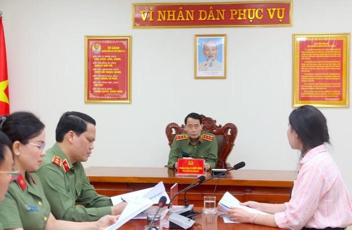 Thứ trưởng Lê Quốc Hùng lắng nghe công dân trình bày đơn thư tại buổi tiếp.