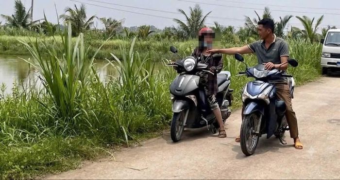 Võ Thành Nam thực nghiệm lại hành vi cướp giật dây chuyền.