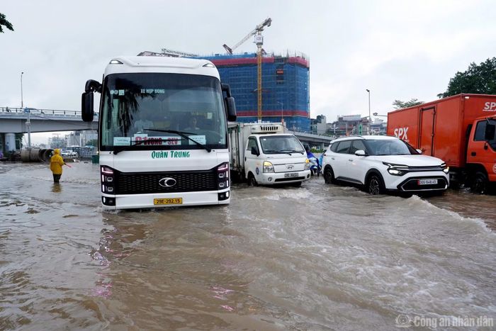 Anh Huy Mạnh (trú tại Thanh Xuân) cho biết, hôm nay có việc phải đi sang Long Biên không ngờ mưa to quá nên đường ngập, đi lại vất vả vô cùng.