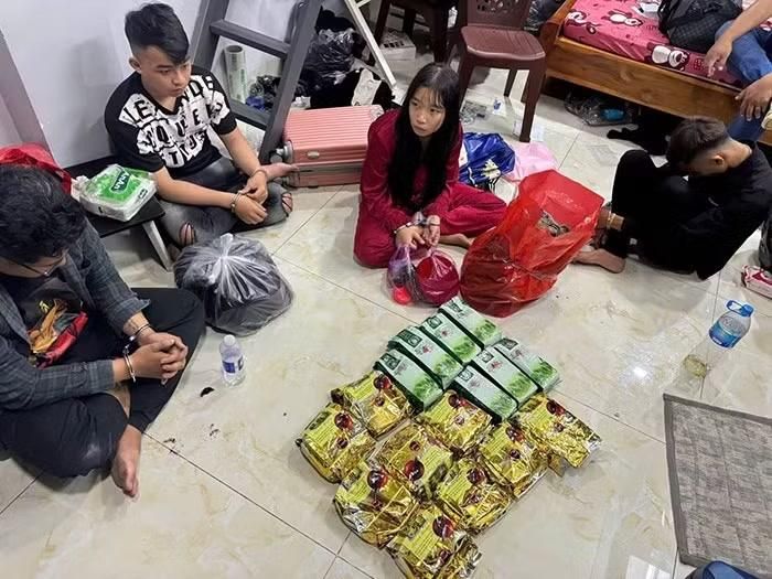 Các đối tượng Vòng Thế Kiệt, Dương Thảo Ngân, Lê Trọng Tín, Lê Thanh Đông bị bắt giữ cùng lượng ma túy lớn.