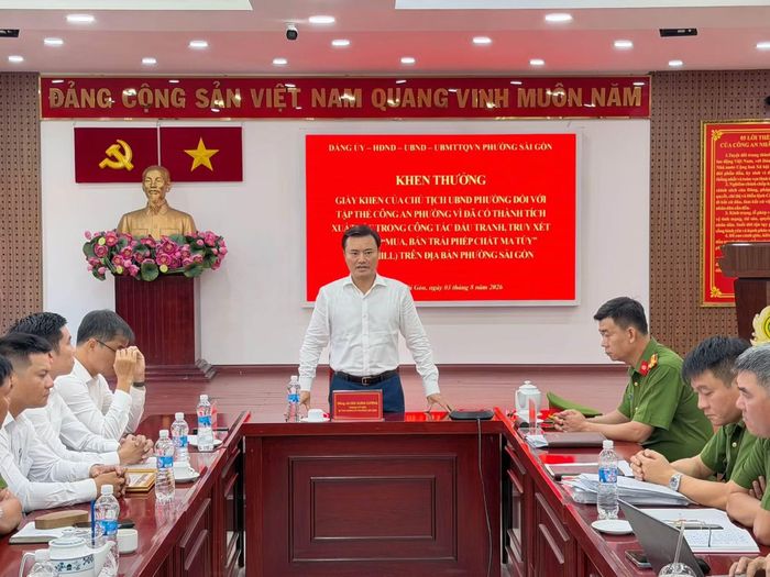 Bí thư Đảng ủy phường Sài Gòn Bùi Xuân Cường chỉ đạo công tác phòng chống tội phạm và ma túy đối với các lực lượng chức năng của phường.