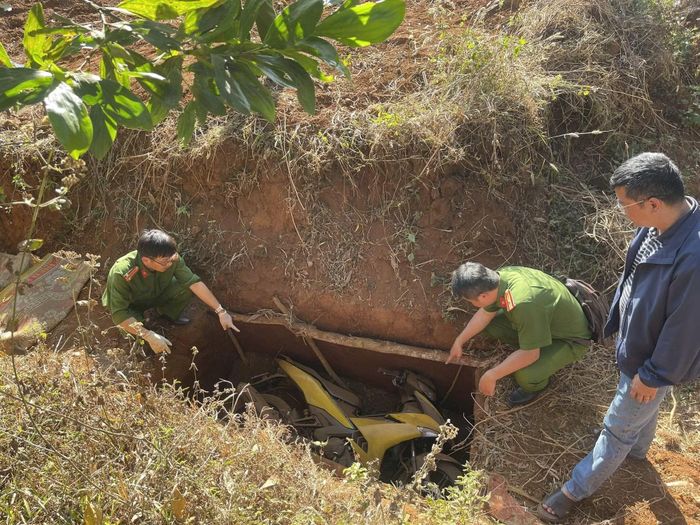 Cơ quan Công an tiến hành khám nghiệm hiện trường nơi đối tượng Phạm Anh Tài cùng đồng phạm cất giấu, phi tang chiếc xe máy dùng để cướp ngân hàng.