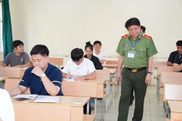 Thí sinh tham dự Kỳ thi đánh giá văn bằng 2 Công an năm 2025 tại Trường Đại học Kỹ thuật - Hậu cần CAND, nay là Học viện Kỹ thuật và Công nghệ an ninh.