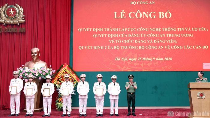 Bộ trưởng Lương Tam Quang trao các quyết định và chúc mừng tập thể lãnh đạo Cục Công nghệ thông tin và cơ yếu.