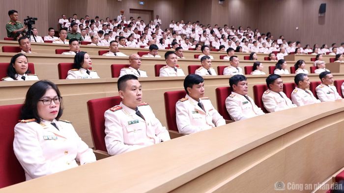 Các đại biểu dự lễ công bố.