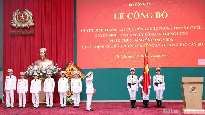 Thiếu tướng Lê Khắc Thuyết, Cục trưởng cùng tập thể lãnh đạo Cục Công nghệ thông tin và cơ yếu thực hiện nghi thức tuyên thệ.