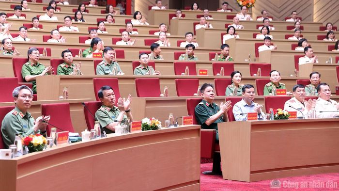 Bộ trưởng Lương Tam Quang và các đại biểu dự lễ công bố.