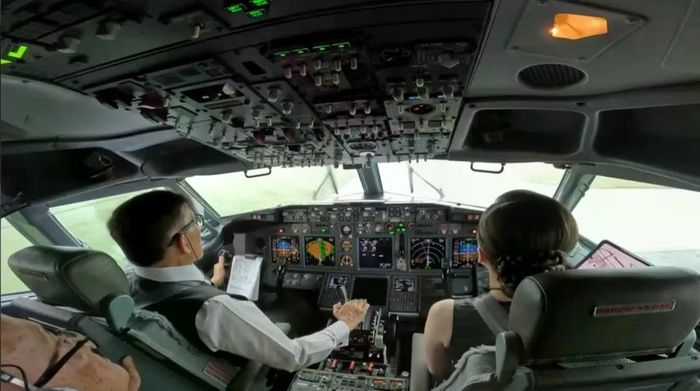 Khi đáp xuống Hà Nội chiều 14/9, Nhà vua Maha Vajiralongkorn ngồi ở vị trí cơ trưởng, trong khi Hoàng hậu Suthida ngồi ở vị trí cơ phó. Ảnh: Hoàng gia Thái Lan