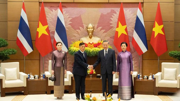 Tổng Bí thư, Chủ tịch nước Tô Lâm và phu nhân nồng nhiệt chào đón Nhà vua Thái Lan và Hoàng hậu.