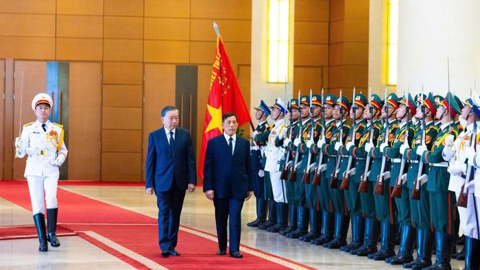 Nhà vua Thái Lan Maha Vajiralongkorn Phra Vajiraklaochaoyuhua và Tổng Bí thư, Chủ tịch nước Tô Lâm duyệt Đội danh dự Quân đội nhân dân Việt Nam.