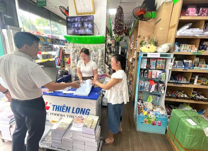 Nhiều phụ huynh tìm đến các nhà sách ở TP Huế để mua sách giáo khoa cho con trong sáng 15/9.