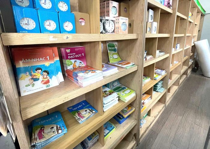 Trên kệ sách của một nhà sách ở TP Huế chỉ còn một số đầu sách giáo khoa, không đáp ứng đủ nhu cầu mua sách của phụ huynh.