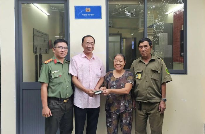 Công an phường Đông Hưng Thuận cùng bà Thủy trao trả lại chiếc ví cho chủ nhân.