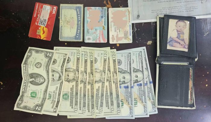 Chiếc ví chứa gần 400 USD cùng giấy tờ tùy thân mà bà Thủy mang đến Công an phường Đông Hưng Thuận nhờ tìm chủ nhân trả lại.