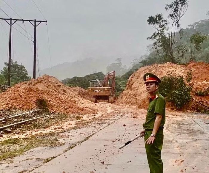 Công an xã Đakrông tham gia cảnh giới, hỗ trợ khắc phục hậu quả sạt lở đất do mưa lũ.