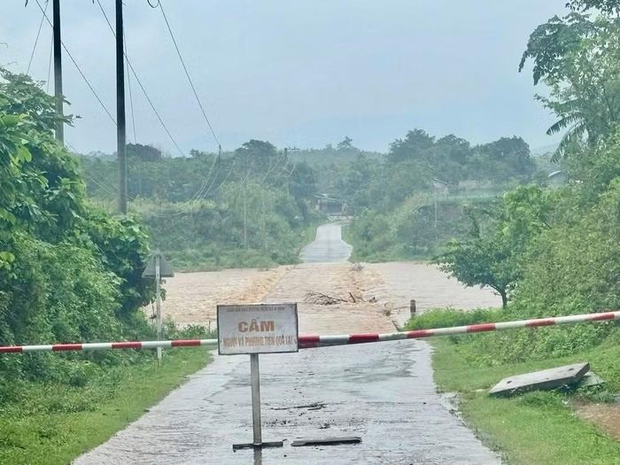 Mưa lũ gây nhiều khó khăn cho người dân Quảng Trị.