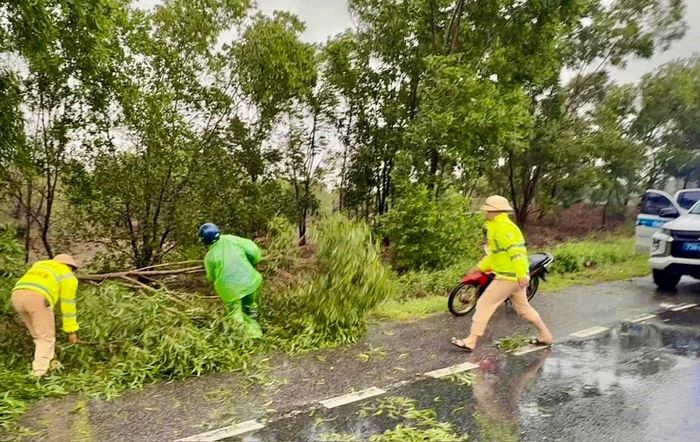 Lực lượng CSGT Công an Quảng Trị dọn dẹp cây xanh gãy đổ, khắc phục hậu quả mưa lũ trên các tuyến đường.