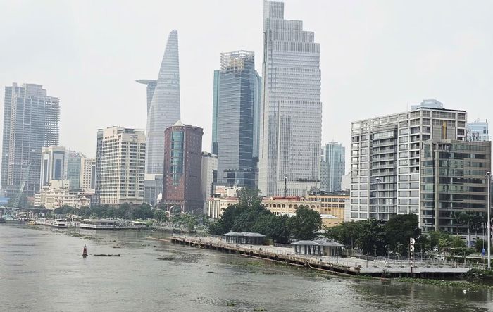 Trung tâm TP Hồ Chí Minh nhìn từ cầu Ba Son.