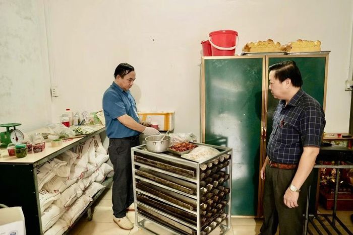 Cán bộ chức năng lấy mẫu thực phẩm tại cơ sở bánh mì để kiểm tra, xác định nguyên nhân vụ việc.