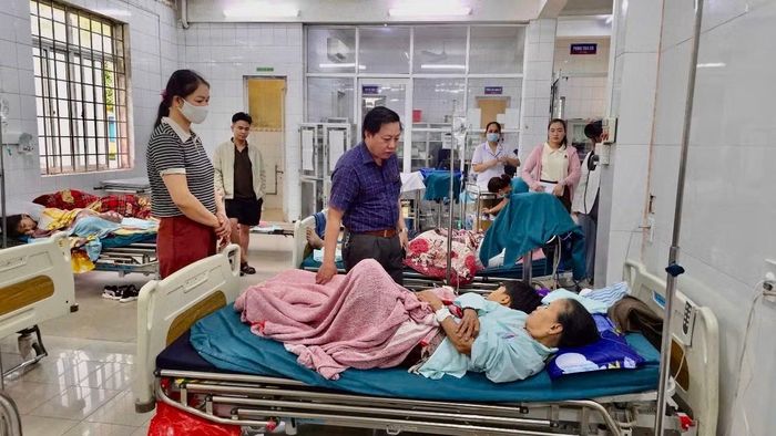 Lãnh đạo địa phương thăm hỏi, động viên các bệnh nhân đang được điều trị tại bệnh viện.
