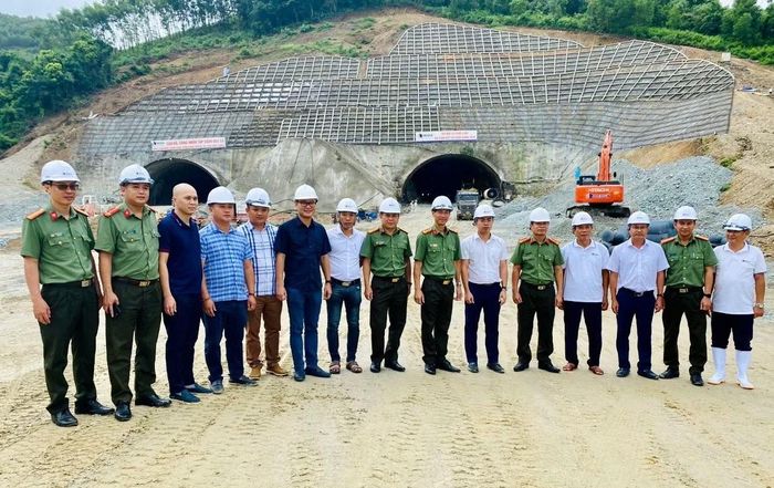 Thiếu tá Phạm Bình Trọng (thứ 2, từ trái qua) tham gia đoàn công tác của Công an tỉnh kiểm tra công tác bảo đảm an ninh, an toàn quá trình thi công Dự án đường bộ cao tốc Bắc - Nam, đoạn qua địa bàn tỉnh Quảng Ngãi.