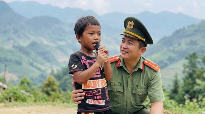 Thiếu tá Phạm Bình Trọng trong một lần đến với các em học sinh có hoàn cảnh khó khăn tại vùng cao Trà Bồng.