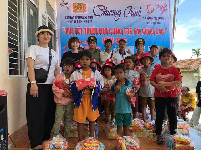 Thiếu tá Phạm Bình Trọng cùng lãnh đạo đơn vị tặng quà Tết trung thu cho các cháu thiếu nhi có hoàn cảnh khó khăn tại xã vùng cao Trà Bồng.
