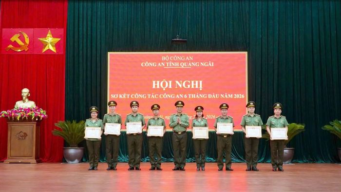 Thừa ủy quyền của Bộ trưởng Bộ Công an, Thiếu tướng Hồ Song Ân - Giám đốc Công an tỉnh trao danh hiệu “Chiến sĩ thi đua toàn lực lượng Công an nhân dân” tặng Thiếu tá Phạm Bình Trọng (thứ 3, từ trái qua) cùng các CBCS khác thuộc Công an tỉnh Quảng Ngãi.