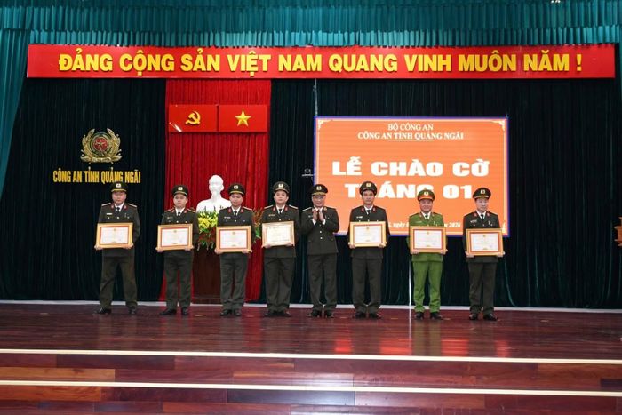 Tại Lễ chào cờ tháng 1/2026, Thiếu tướng Hồ Song Ân - Giám đốc Công an tỉnh trao Bằng khen của Bộ trưởng Bộ Công an tặng Thiếu tá Phạm Bình Trọng (thứ 4 từ trái sang) cùng các CBCS của Công an tỉnh Quảng Ngãi.