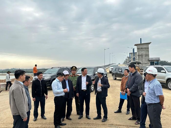 Thiếu tá Phạm Bình Trọng tham gia đoàn kiểm tra của UBND tỉnh tại Dự án đập dâng hạ lưu sông Trà Khúc.