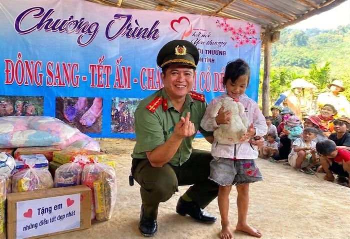 Thiếu tá Phạm Bình Trọng tích cực phối hợp Chi đoàn triển khai nhiều hoạt động an sinh xã hội, hướng về cộng đồng.