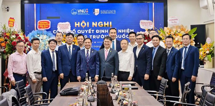 Lãnh đạo ĐHQGHN và cán bộ chủ chốt chúc mừng tân Hiệu trưởng Nguyễn Anh Tuấn.
