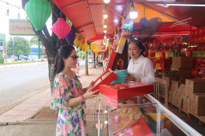Người tiêu dùng thường lựa chọn vị bánh trung thu truyền thống như bánh nướng, bánh dẻo thập cẩm, trứng muối...