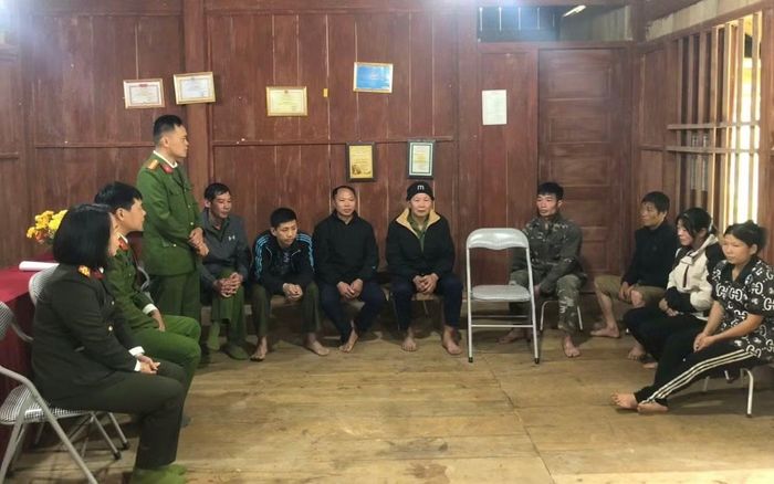 Công an xã Phong Quang, tỉnh Thái Nguyên tuyên truyền cho người dân thôn Nặm Tốc về tác hại của ma tuý.